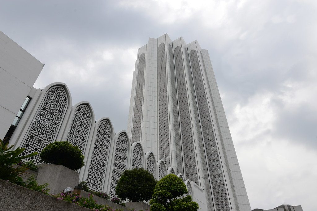 Fasad Lengkung Gedung Serbaguna